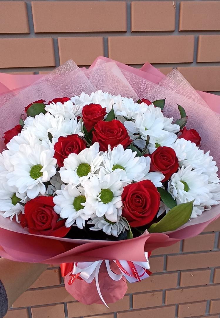 цветочный рубцовск. ассортимент цветов. 11 хризантем с красными розами. магазин цветы на ленина. гипсофила в стаканчике.