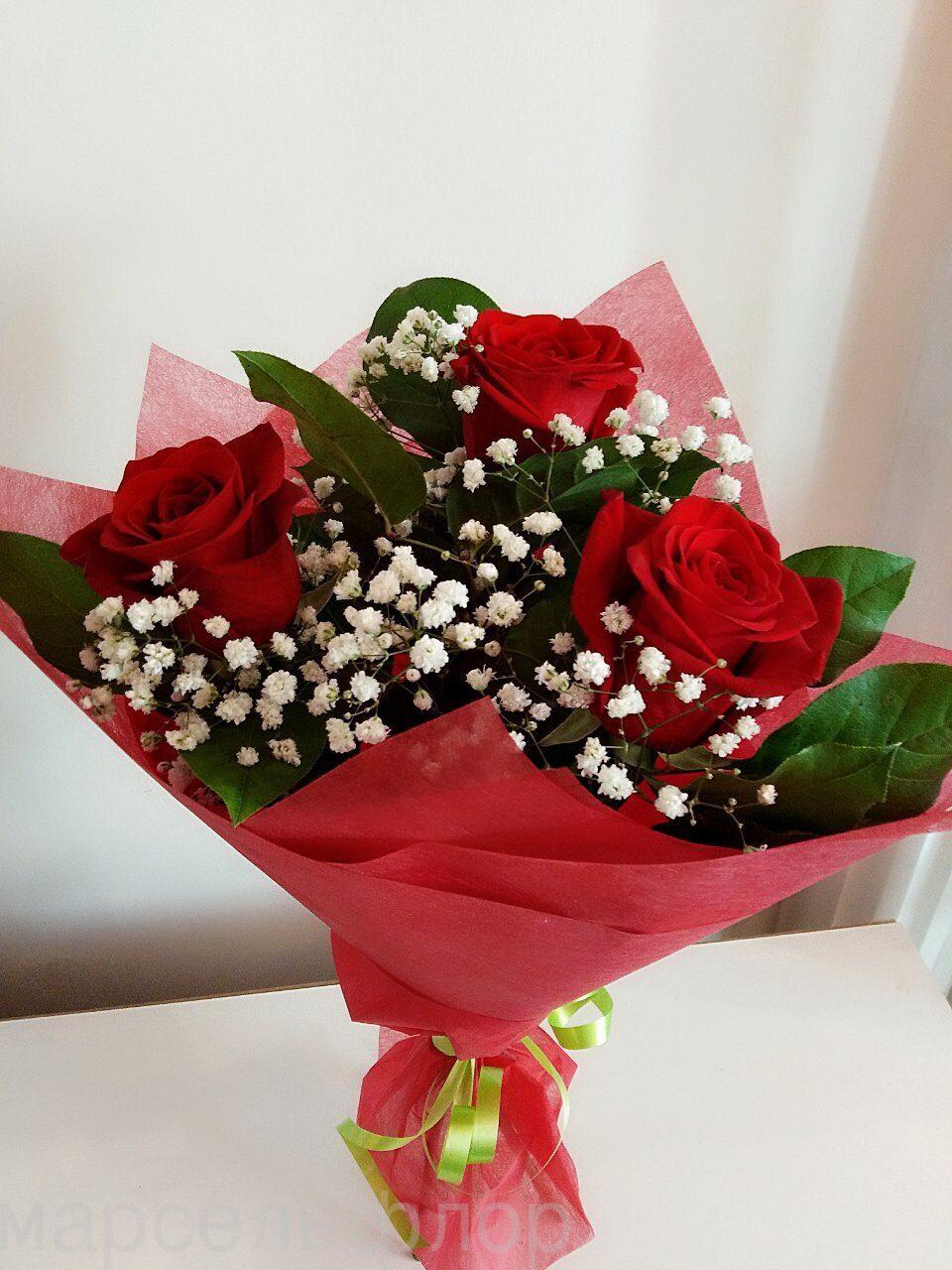 Маленький букет цветов роз. 5 Тюльпанов с гипсофилой в букете. Красивые небольшие букеты. Небольшие букеты из роз.
